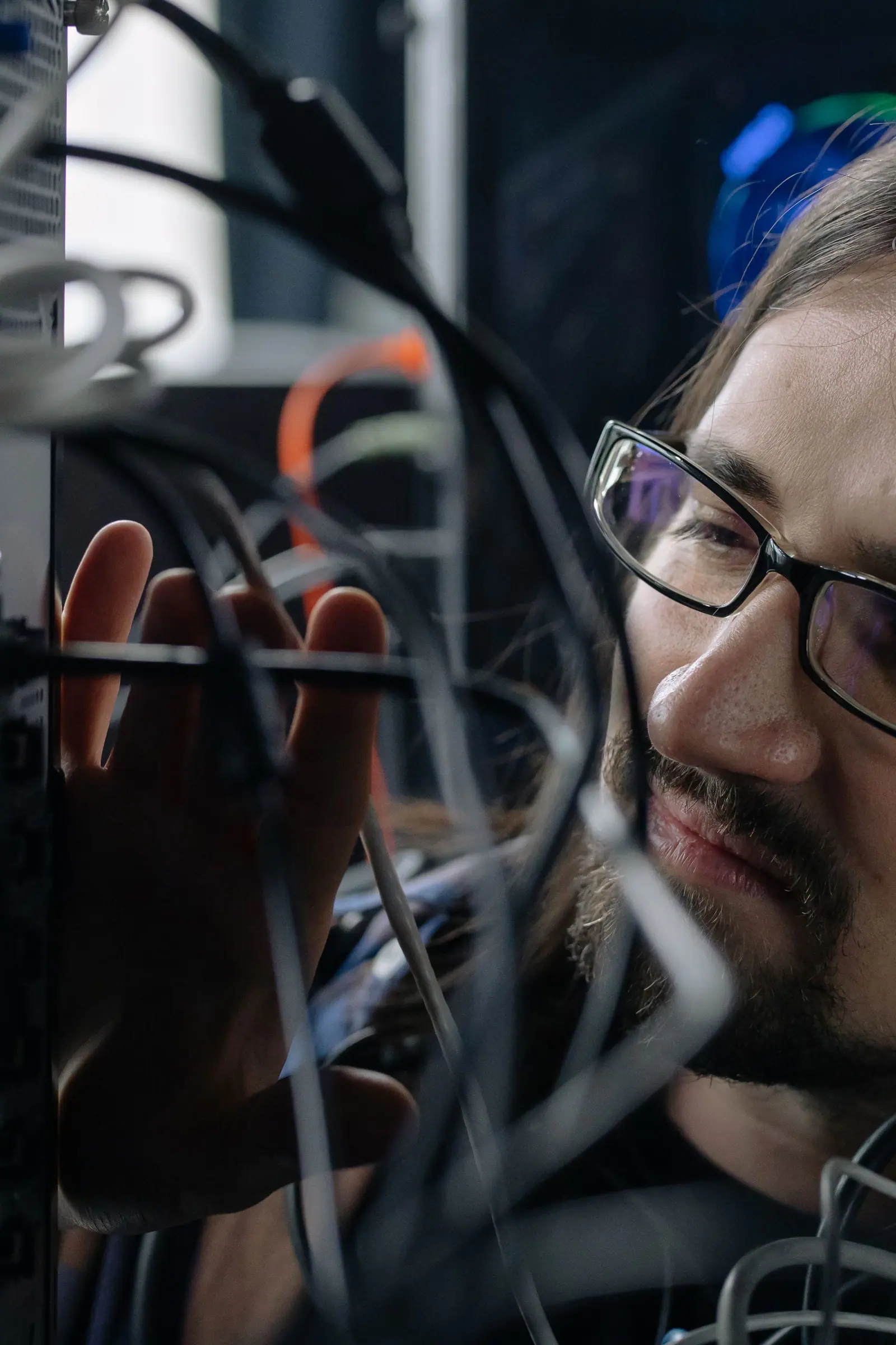 IT specialist connecting computer cables