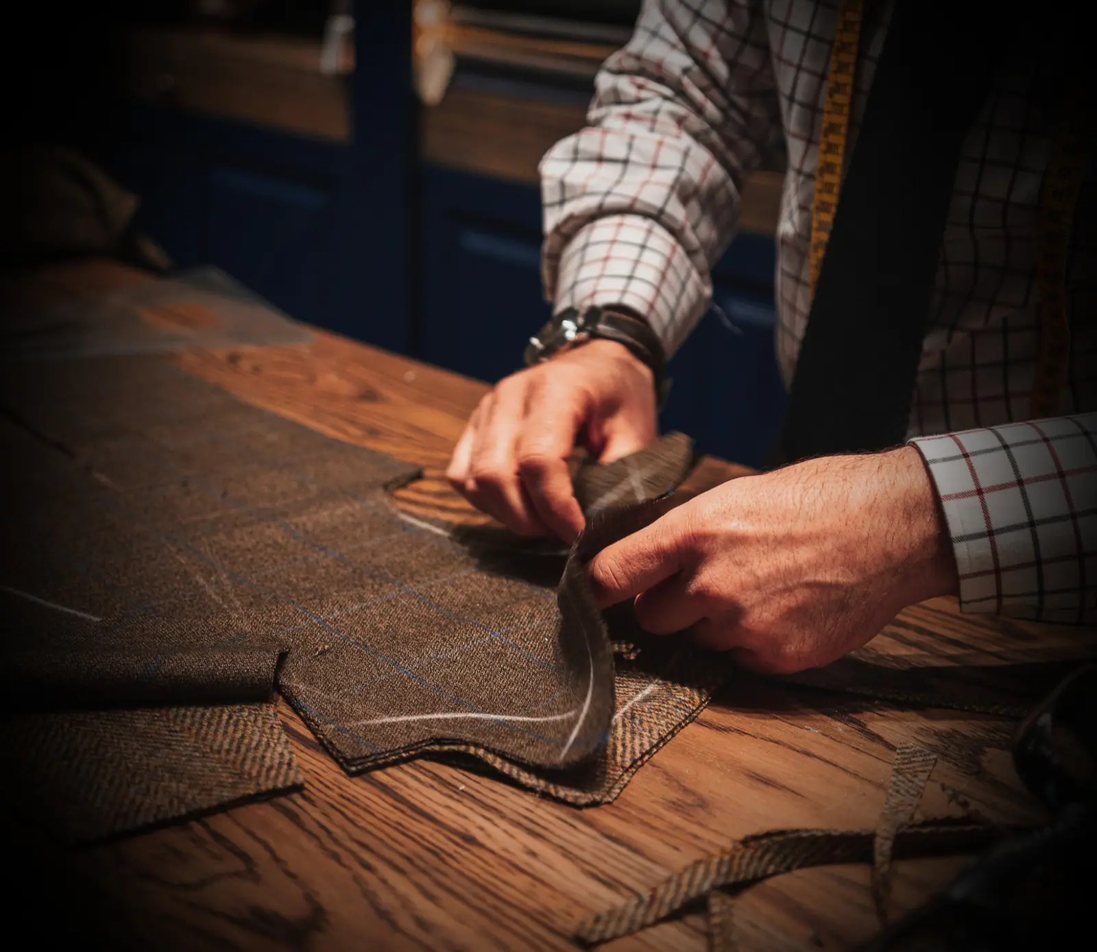 Tailor measuring fabric by hand